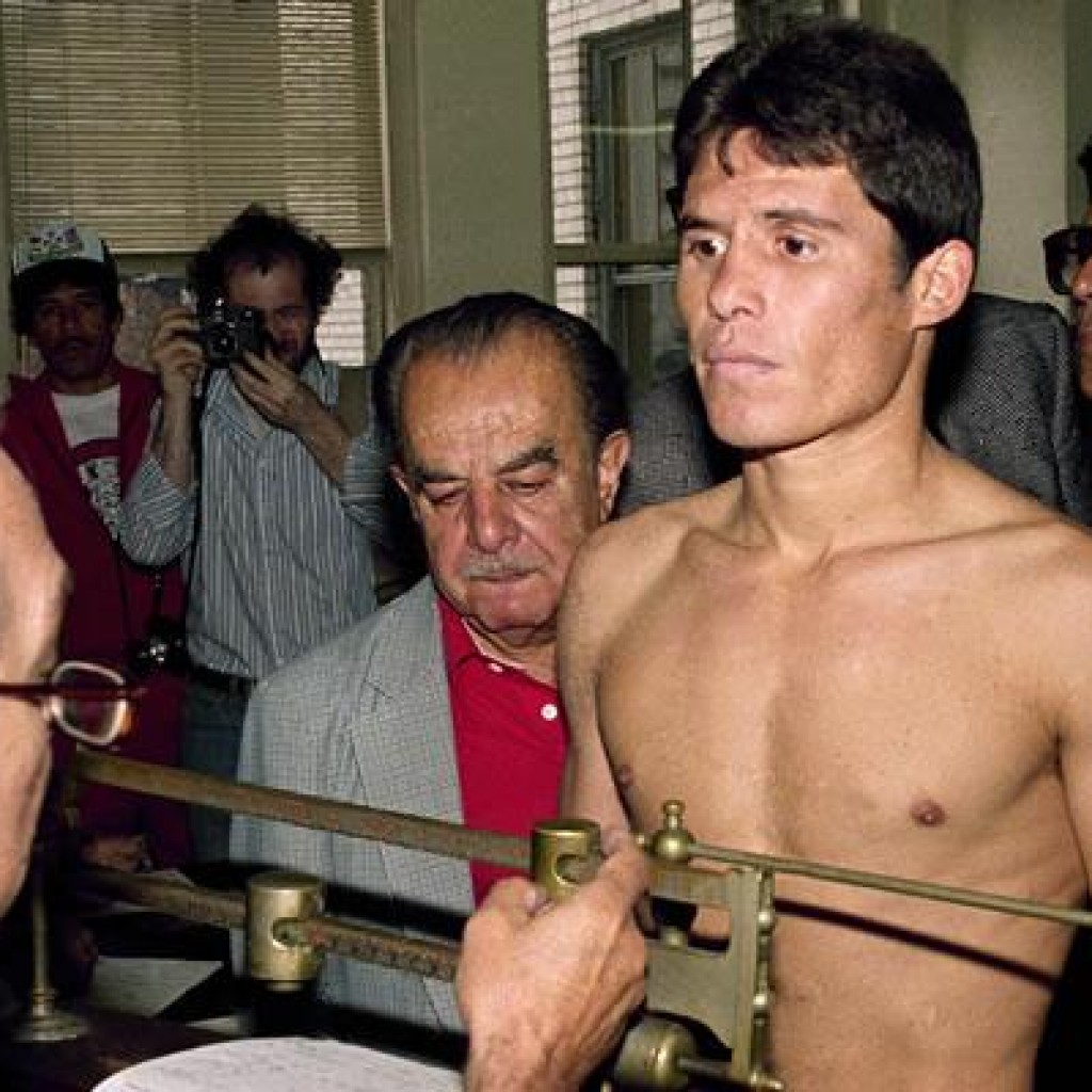 Julio Cesar Chavez à la pesée avant sa victoire devant Mario Martinez pour le titre des WBC des Super Plumes le 13 septembre 1984 