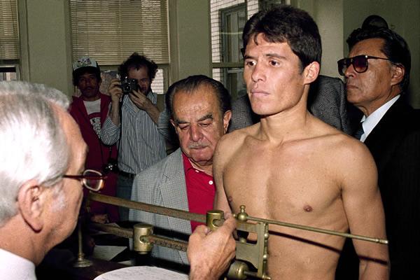 Julio Cesar Chavez à la pesée avant sa victoire devant Mario Martinez pour le titre des WBC des Super Plumes le 13 septembre 1984