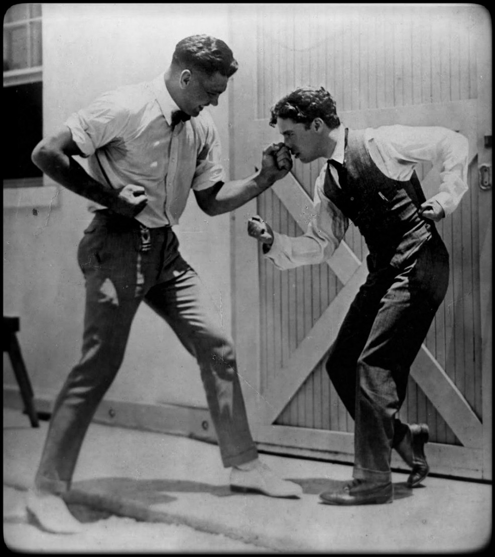 Le champion du monde des lourds, Jack Dempsey, en compagnie de Charlie Chaplin (1919)