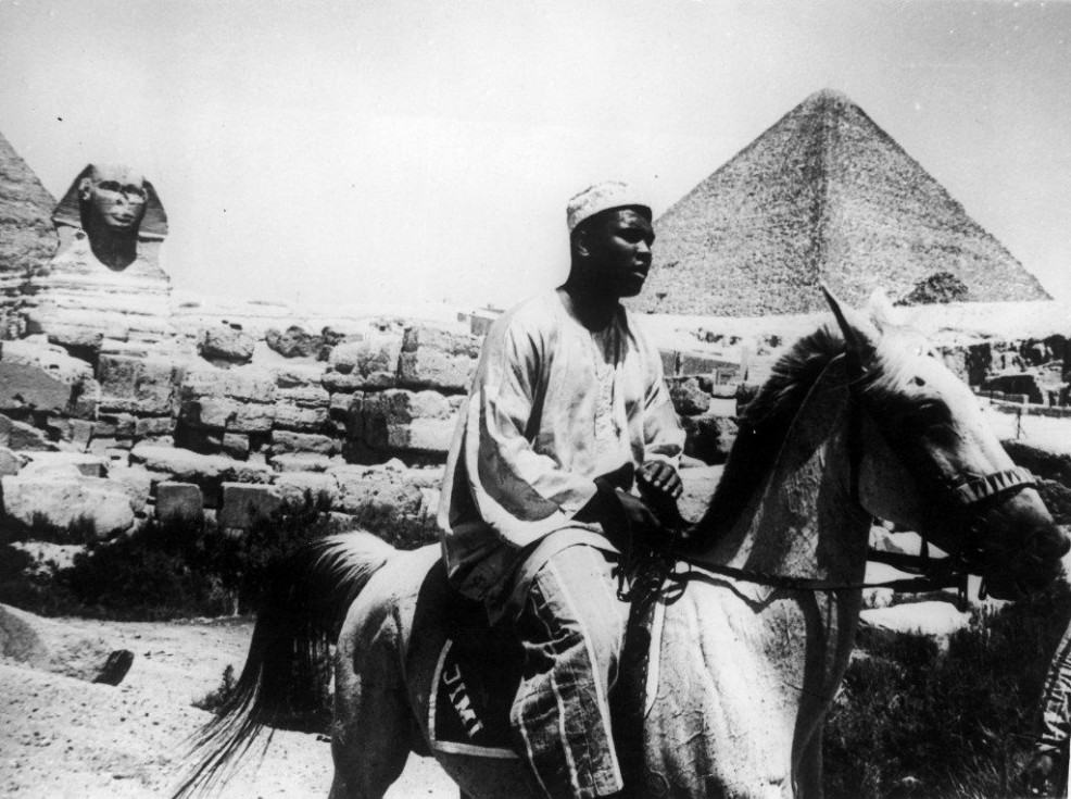 Ali à cheval devant le sphinx et les pyramides de Guizeh (1964)