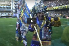 A Buenos Aires, el Loco Banderita, ancien boxeur, annonce l’entrée des joueurs de Boca [DOCU]