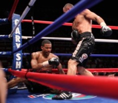 Abraham frappe un Dirrell à terre